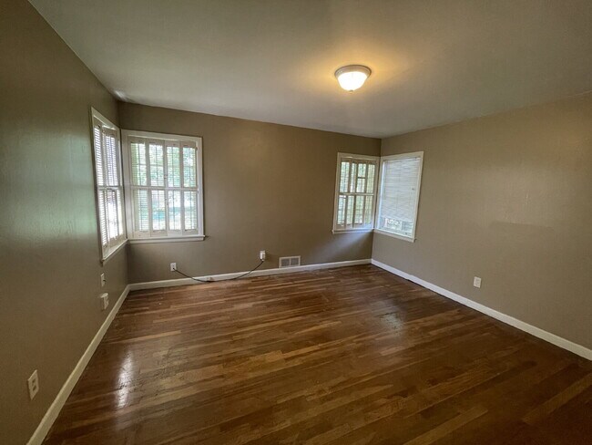 Building Photo - Stunning 3 Bedroom Home Located in the Med...