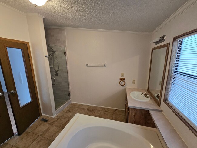 Building Photo - Privacy in the country!