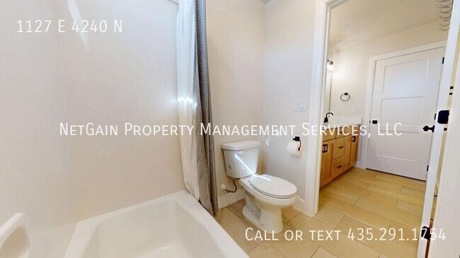 Building Photo - 1127 4240 N