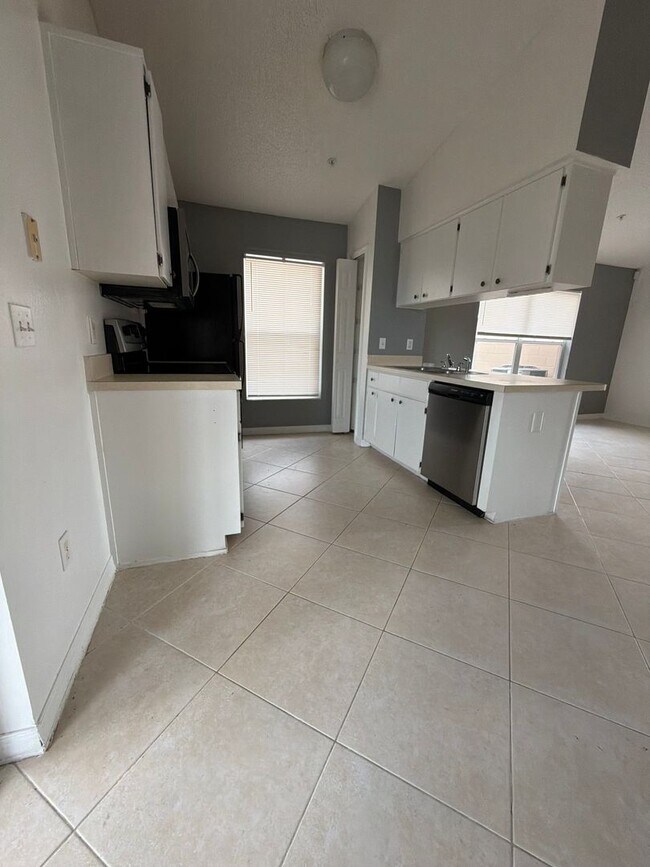 Building Photo - 13855 Glasser Ave
