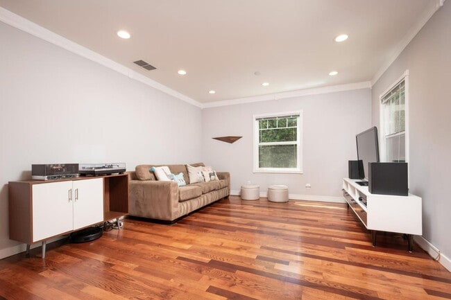 Building Photo - 2667 San Carlos Ave