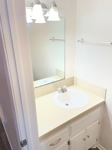 Building Photo - 1901 E Lindsey St