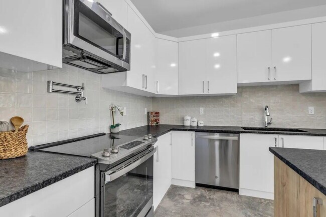Building Photo - Modern 4-Bed Townhouse in Ridgedale – Minu...