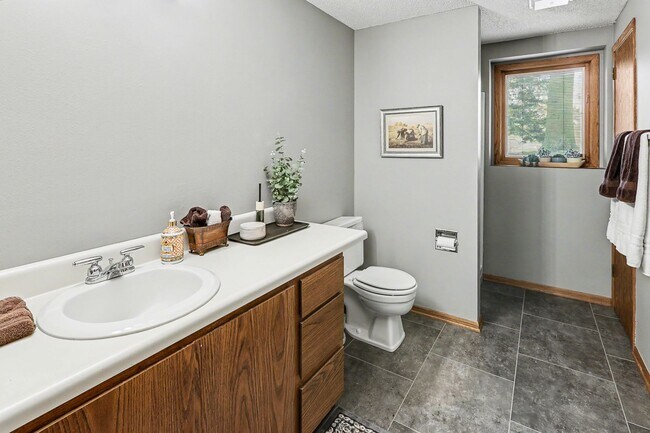 Building Photo - For Rent – 4 Bedroom Home in Sunset Hills, Pella