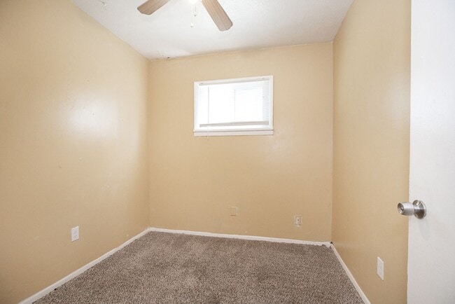 Building Photo - 3 Bedroom/1 bath Single House!!