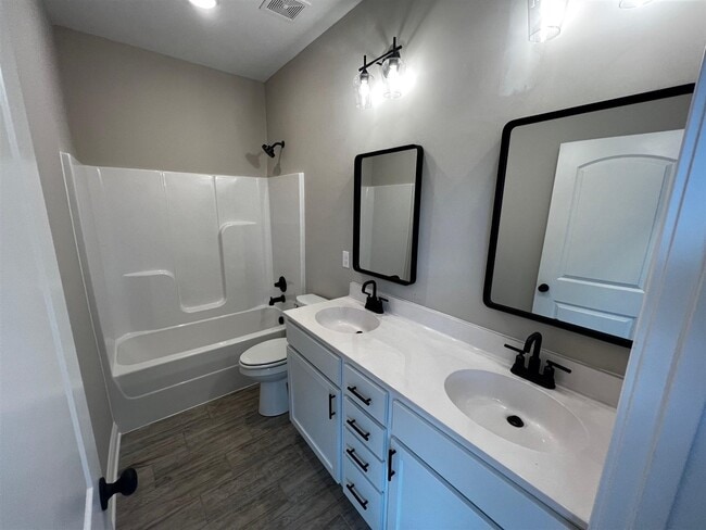 Building Photo - 1208 County House Ln