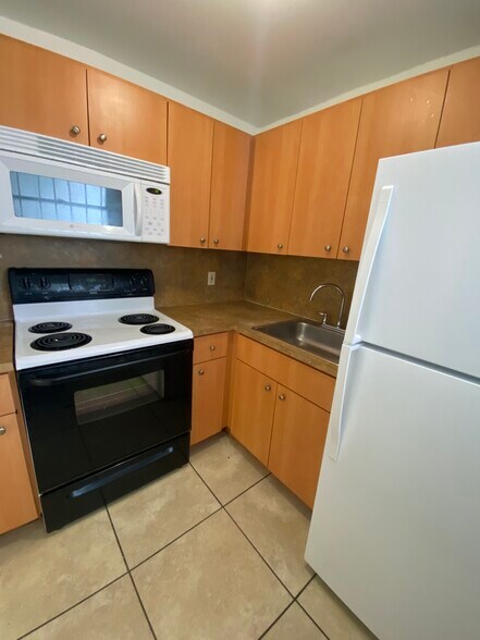 Kitchen - Alhambra Apartments