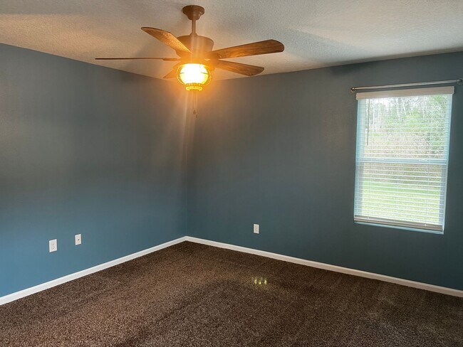 Building Photo - 4/2 centrally located!!