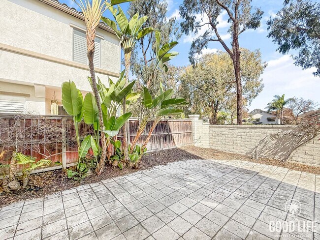 Building Photo - Modern 3-Bedroom Home with Backyard, Beaut...