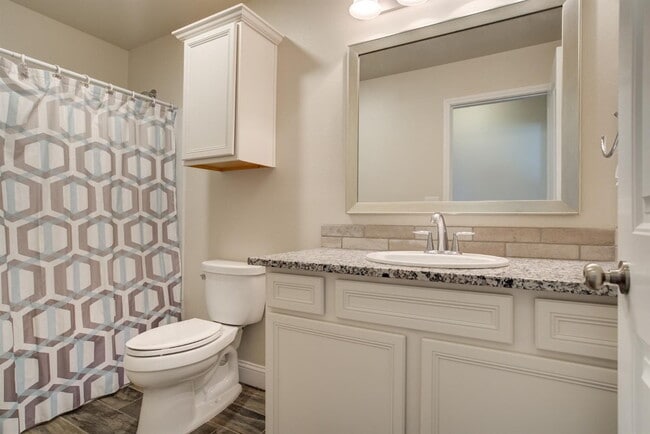 Building Photo - Immaculate newer 4/3/2 1/2 block from Quin...