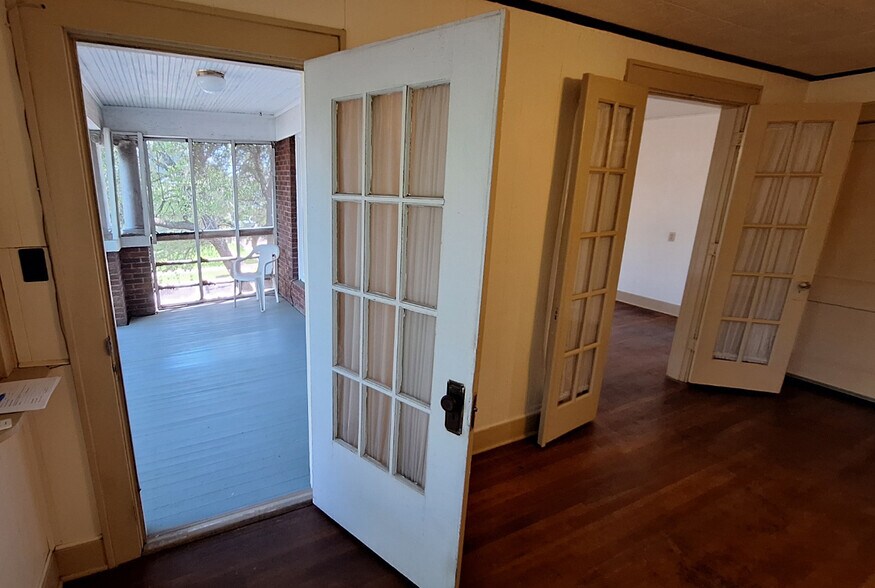 Screened in porch - 3228 Washington St