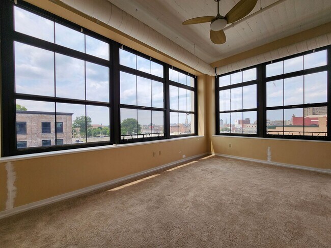 Building Photo - Downtown Luxury Condo in a Newly Renovated...