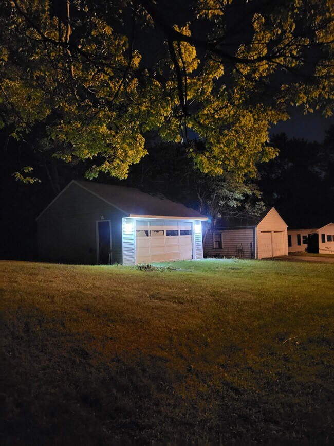 2 car detached garage - 337 Kenwood Avenue
