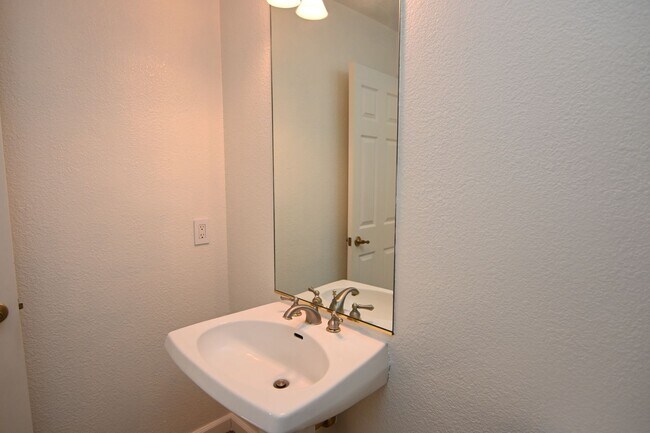 Building Photo - Tranquil / Updated Townhome in Gated in Vi...