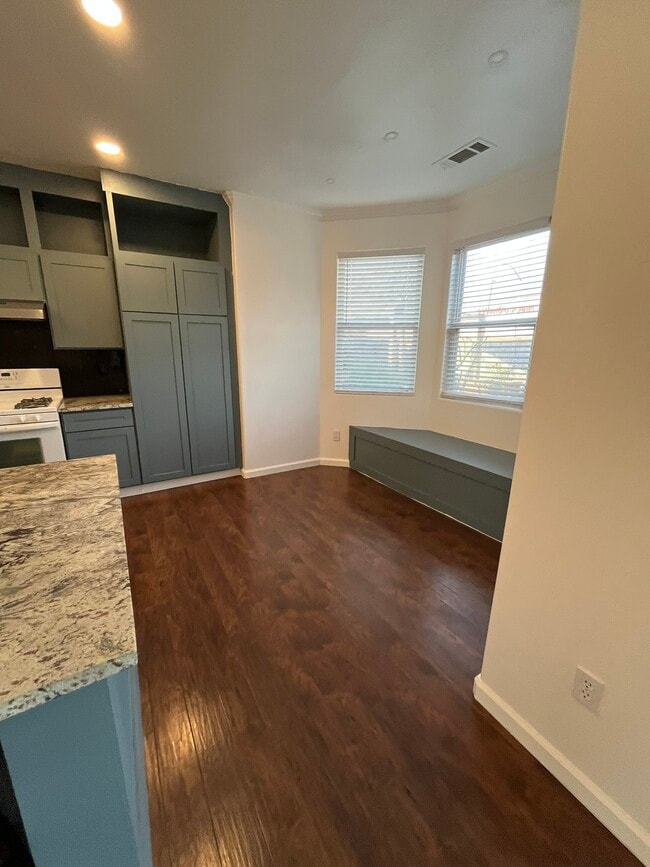 Building Photo - 5183 E Lowe Ave