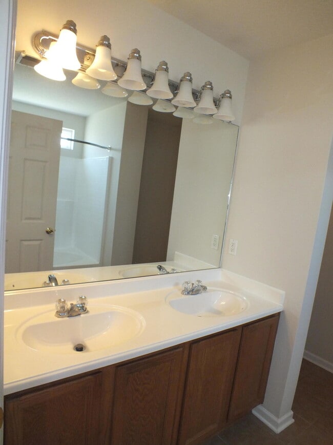 Building Photo - 255 Colony Dr