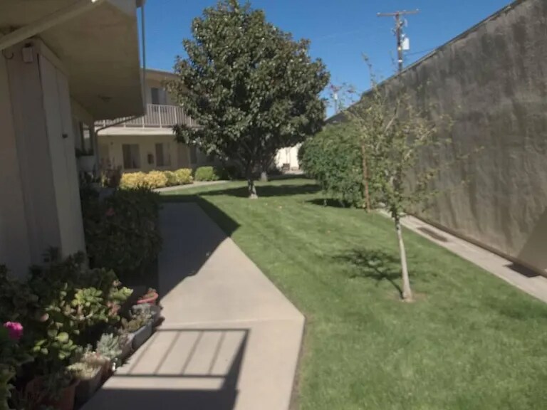 Building Photo - 522 E Ave Q-5