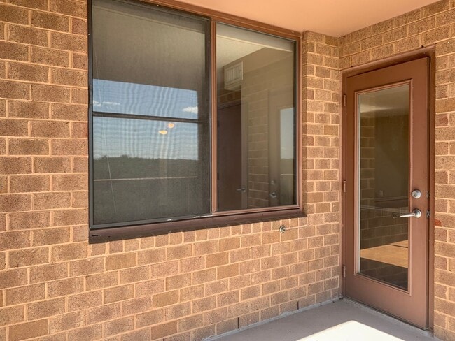 Building Photo - Rarely Available Penthouse 1BD/1BA in Gros...