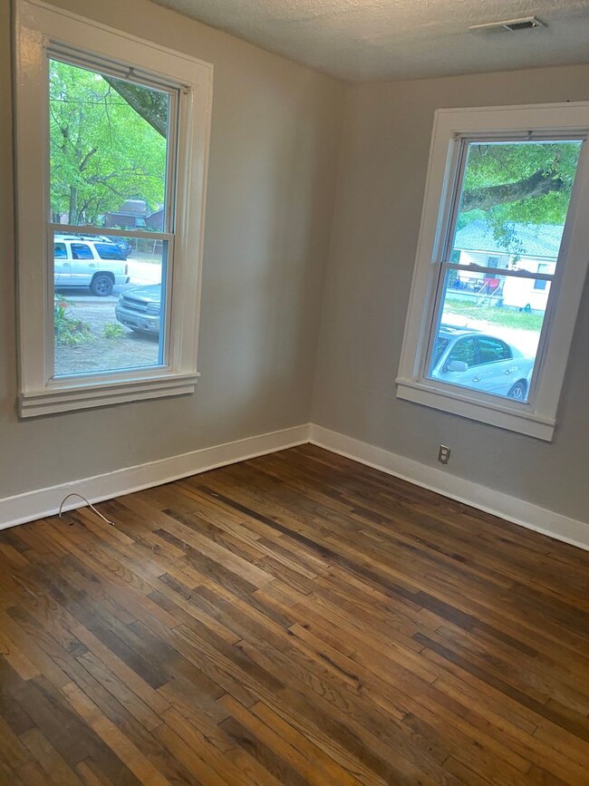 Building Photo - 2 bedroom, 1 bath single family cottage av...