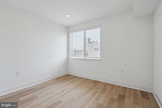 Building Photo - 1419 W Grange Ave