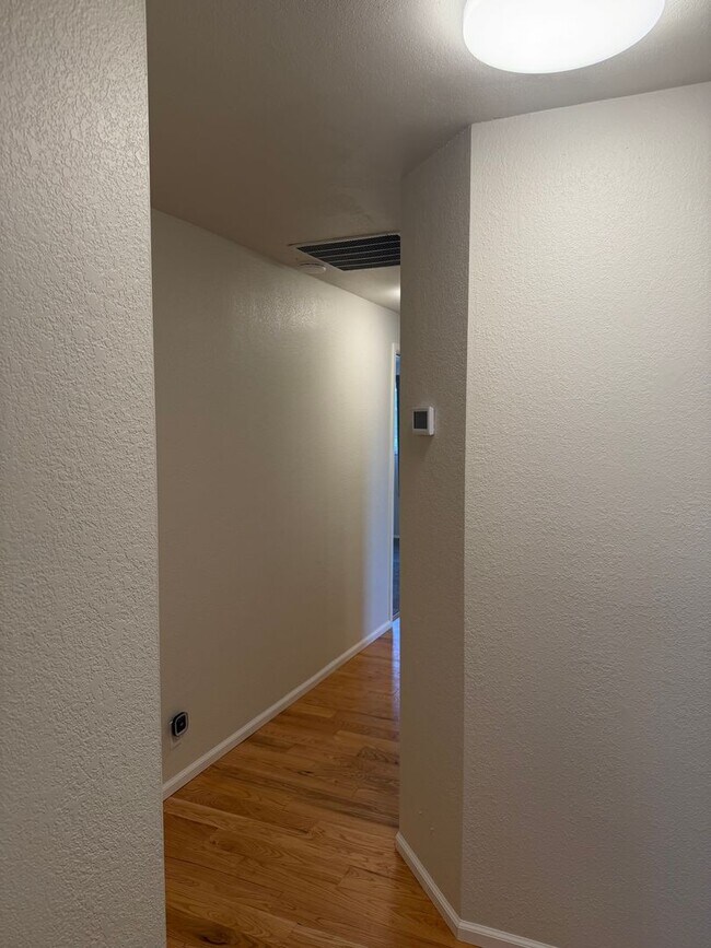 Building Photo - Updated 3-bedroom, 2-bathroom house in desirable Thurston neighborhood!
