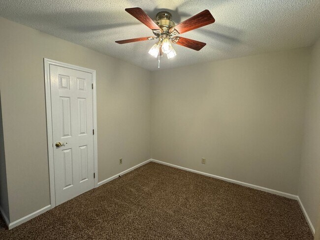 Building Photo - 3BR/2.5BA Home on 1 Acre in Spring Lake