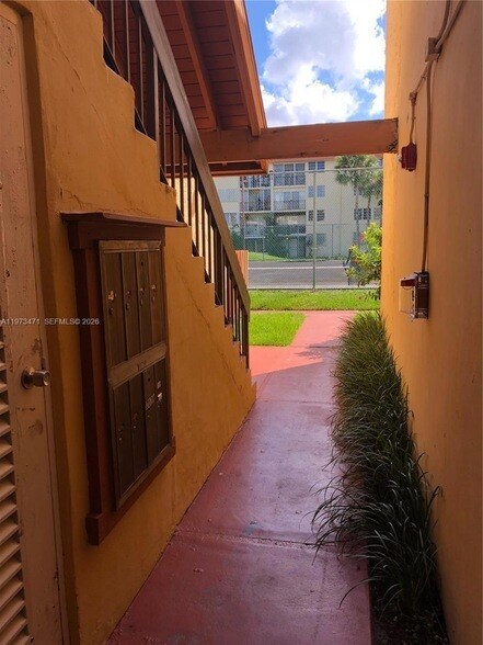 Building Photo - 8883 Fontainebleau Blvd