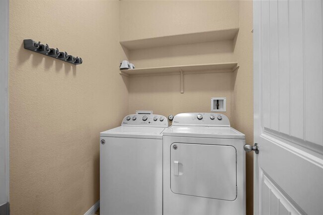 Building Photo - 2880 Donnell Dr