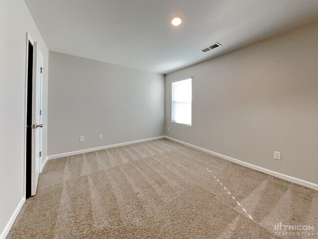 Building Photo - 1071 Bluecoat Cir