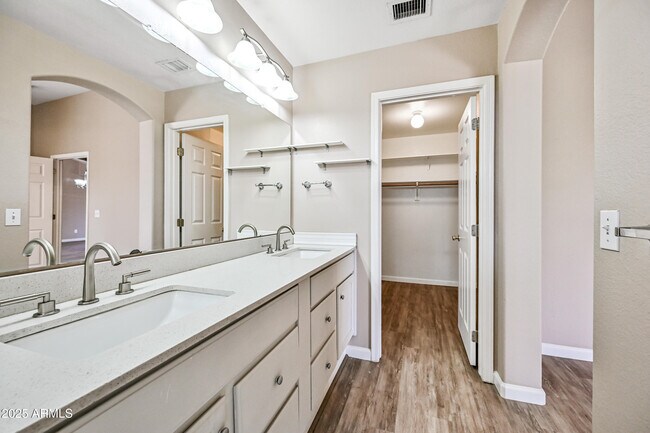 Building Photo - 757 E Wildhorse Dr