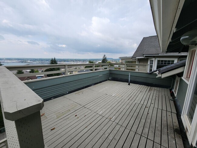 Building Photo - Spacious Units Across from WWU