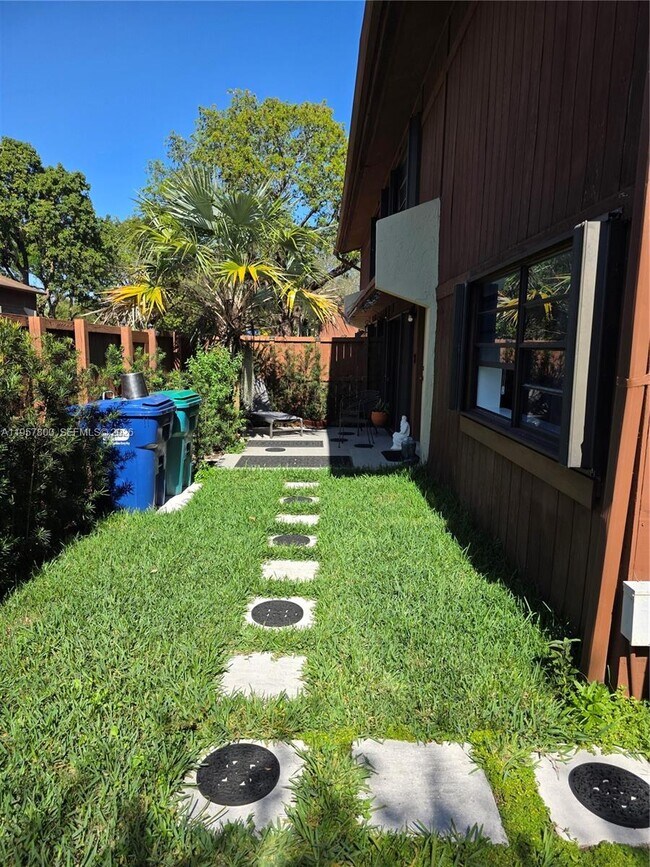 Building Photo - 6904 SW 114th Pl