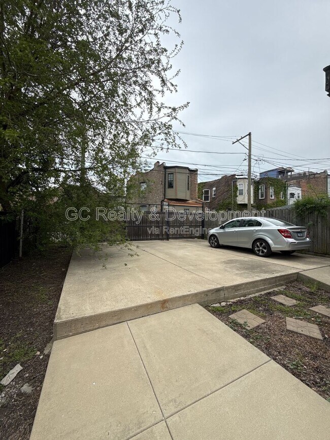 Building Photo - 3609 S Giles Ave
