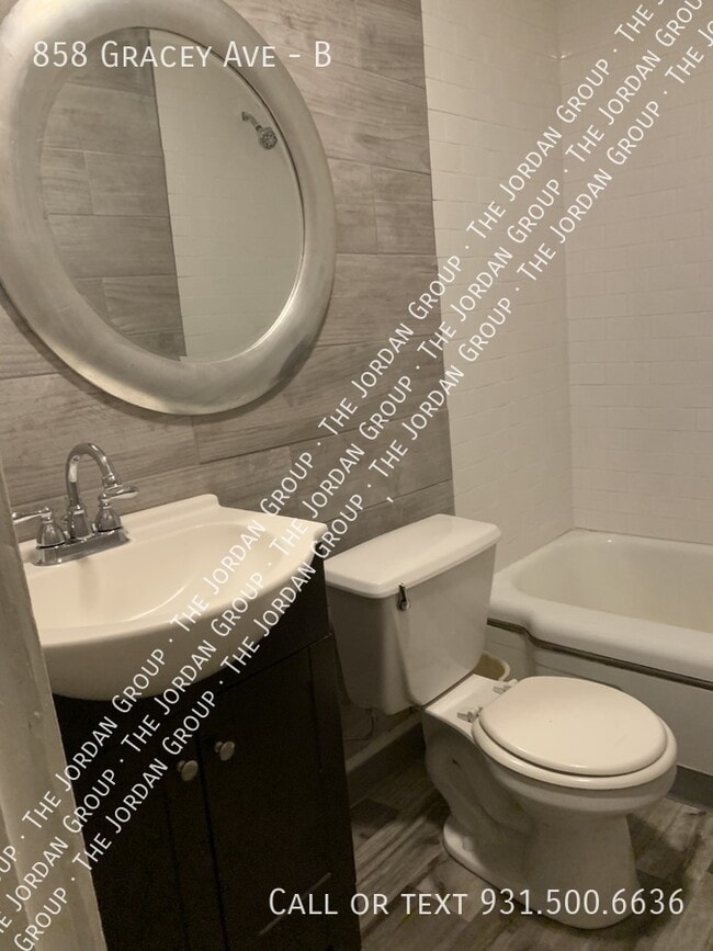 Building Photo - 858 Gracey Ave