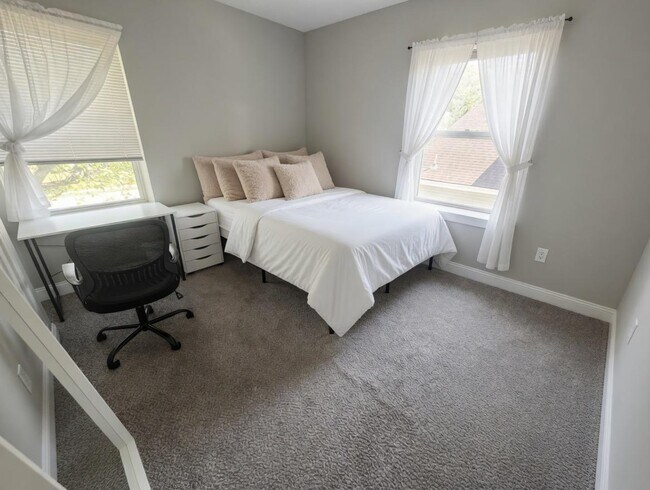 Building Photo - 453 S Main Ave