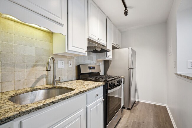 Kitchen - 6800 Glenridge Dr