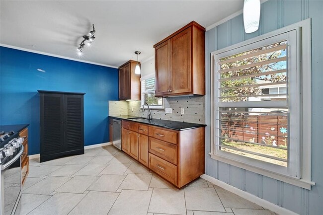 Building Photo - 1203 W 40th St