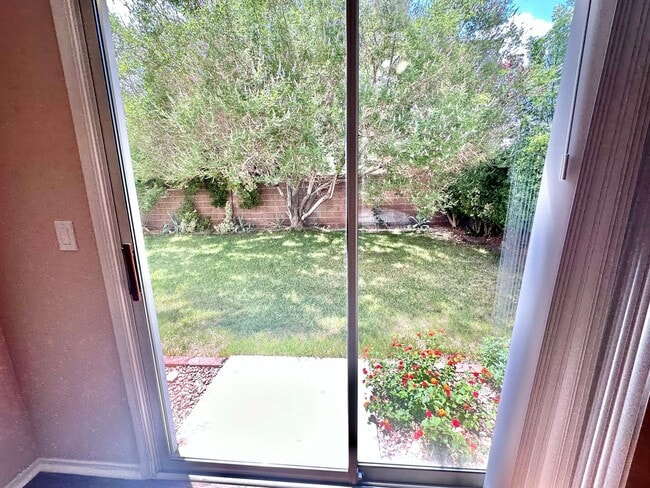 Building Photo - Darling one story home