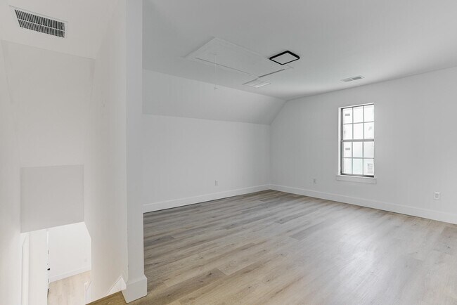 Building Photo - 960 Blythe St