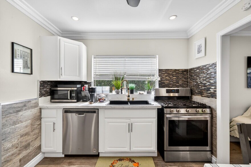 Building Photo - 1200 Tamarind Ave