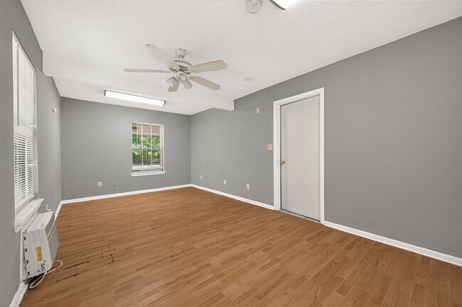 Building Photo - 19002 Mirror Lake Dr