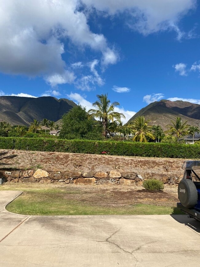 Building Photo - Stunning Launiupoko 2BR Rental – Ocean Vie...