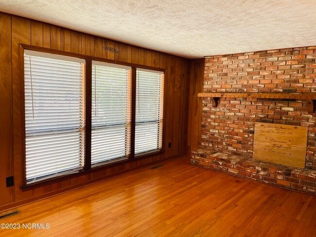 Building Photo - 250 N Cherry St