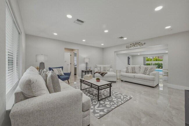 Building Photo - 632 Las Palmas Park