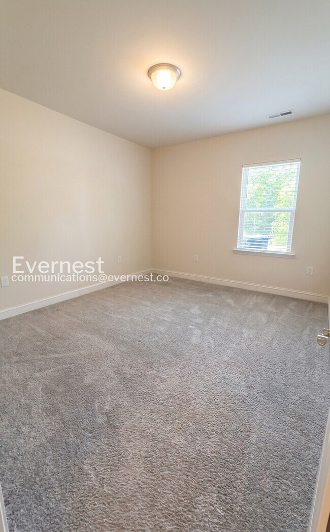 Building Photo - 5 Bed/3 Bath Home with Garage / Pet-Friendly / Available Now!