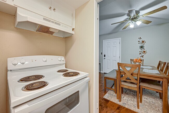Building Photo - 2121 Fountain View Dr