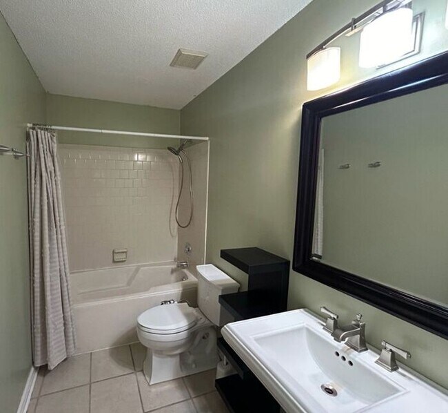 Building Photo - 5 Southwell Ct