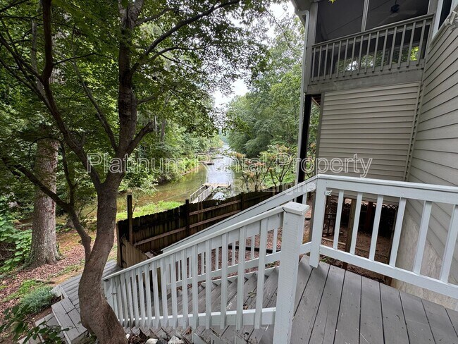Building Photo - 3025 Lakeside Dr
