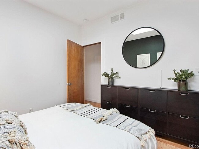 Building Photo - In the Heart of Highlands 2 Bedroom 1 Bath Row Home!