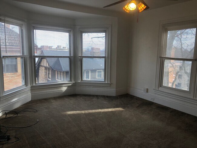 Building Photo - Bellevue - 2 BR Duplex, 2nd floor, 1 Bath!